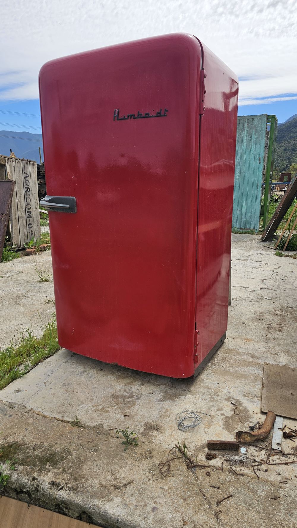 Refrigerador antiguo pintado de rojo, de frente