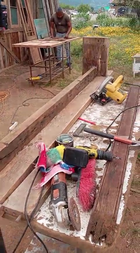 Un comedor en armado sobre caballetes, con las herramientas a mano en el piso